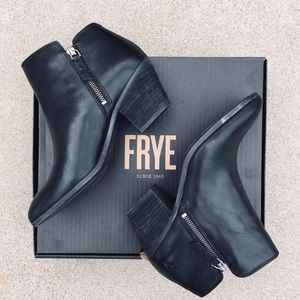 NWOT Size 7 Frye Judith Black leather booties